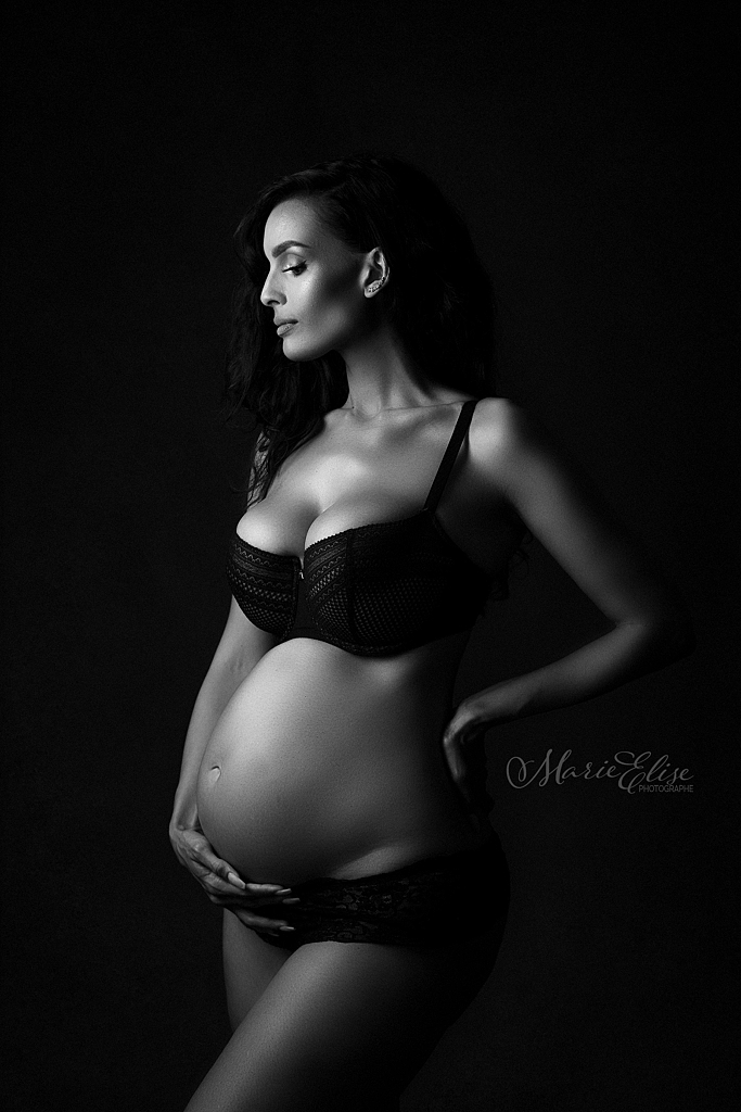 Photographe Noir et blanc grossesse à côté de Lausanne