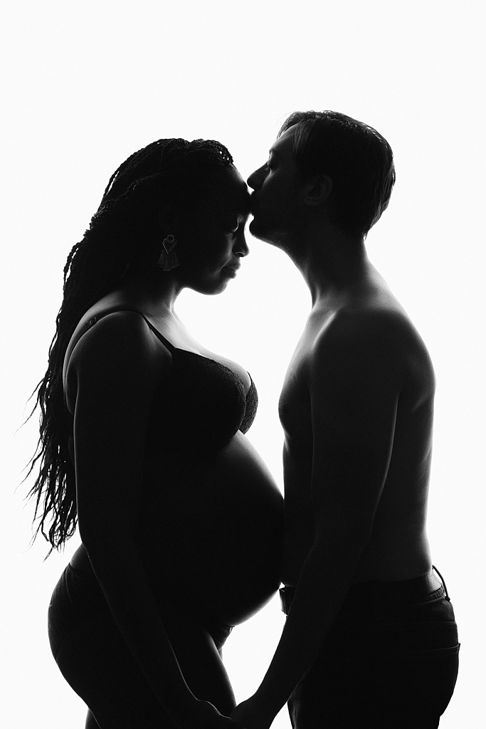 Couple Portrait Noir et Blanc Grossesse