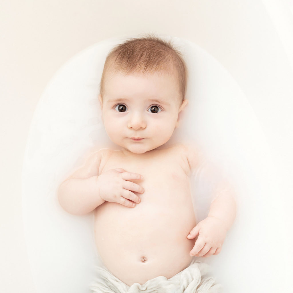 Bébé bain de lait