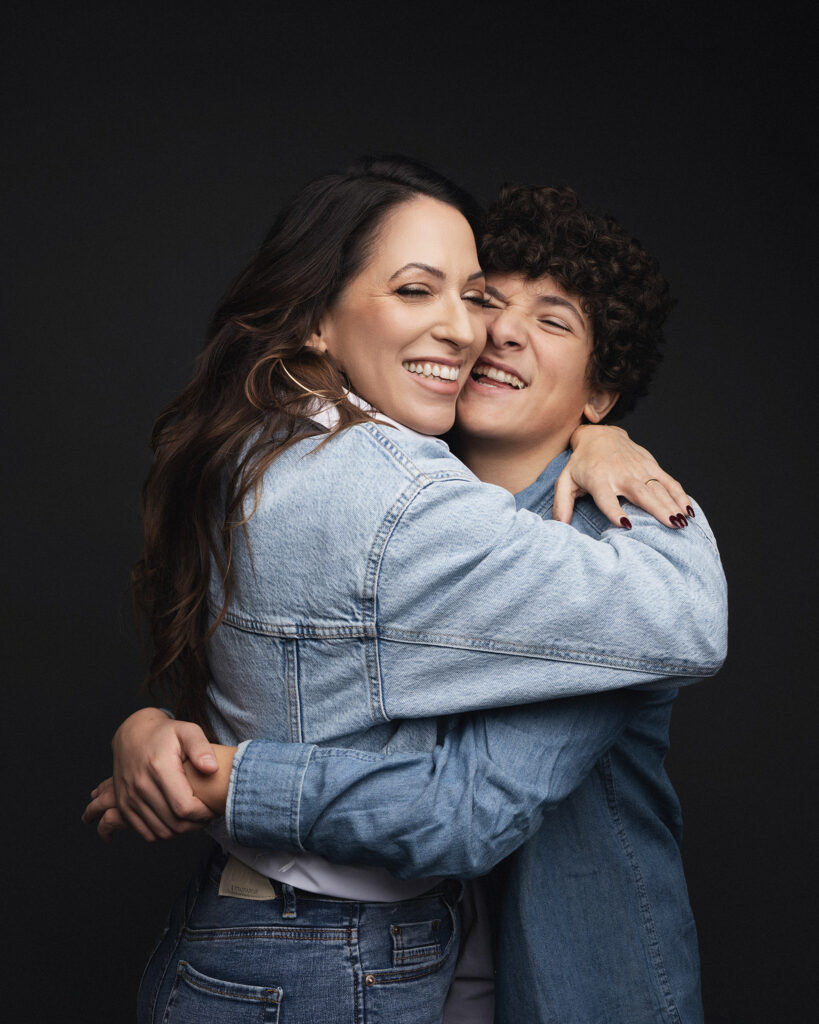 Photo d'une maman qui fait un calin à son ado