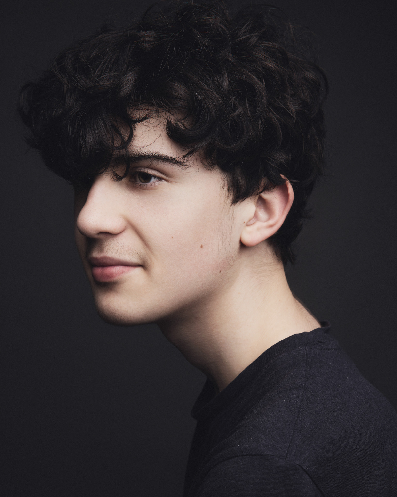 Adolescent de profil