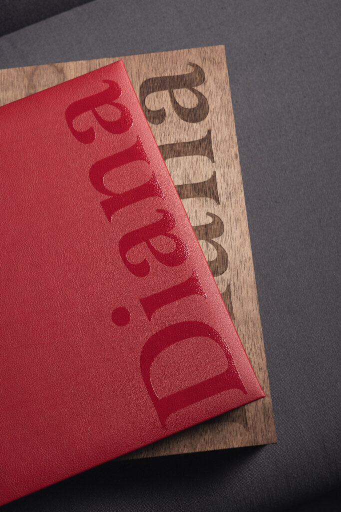 Détail de la couverture de l'album avec impression UV incolore sur le simili cuir