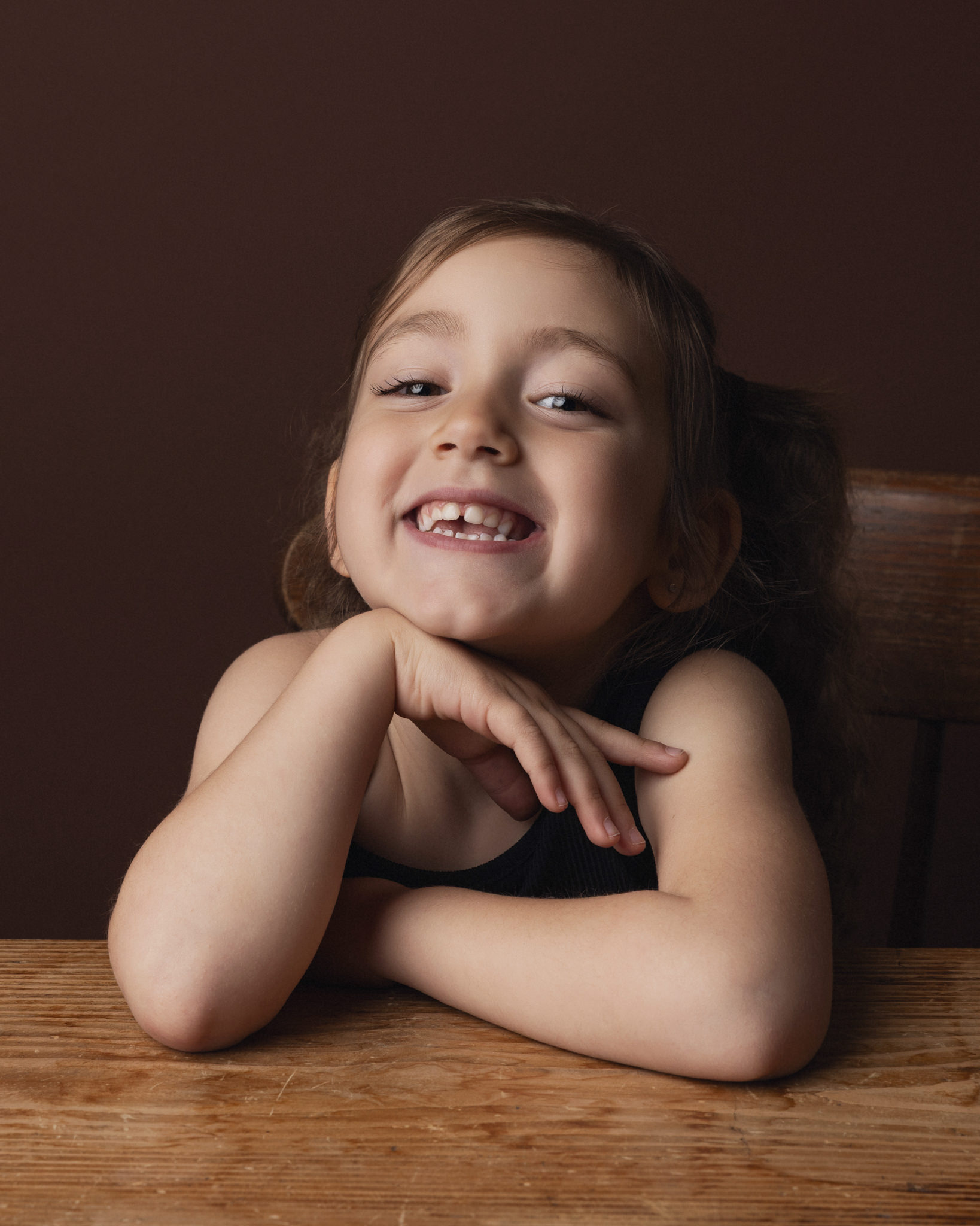 Fille installée à son bureau pour la rentrée scolaire lors d'une séance photo